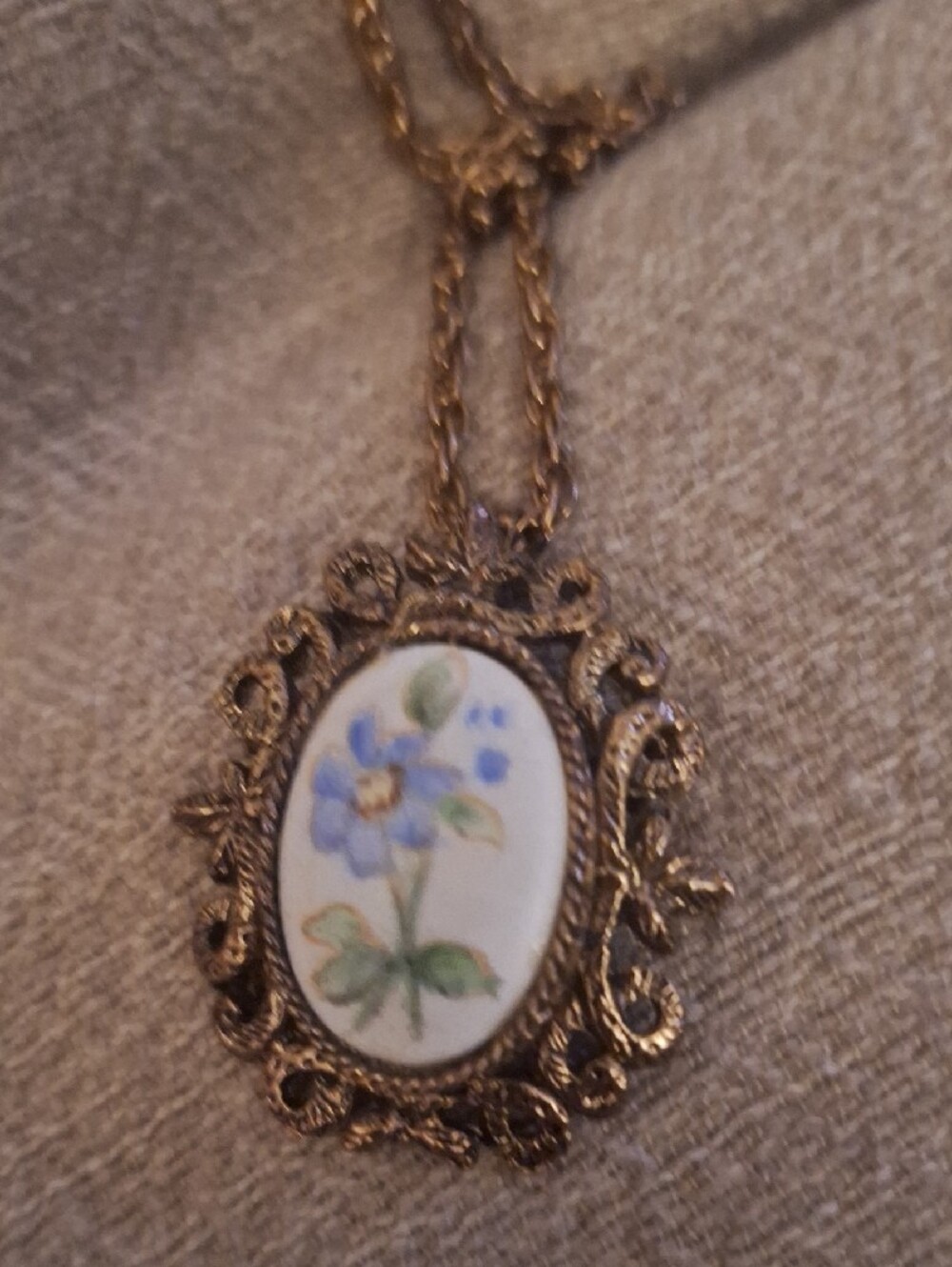 Vintage Bronze-Tone Hand Painted Daisy Floral Porcelain Pendant Necklace/pin 13"